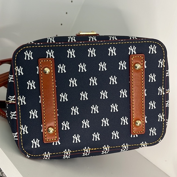Dooney & Bourke
New York Yankees Kendall Crossbody - Picture 4 of 7